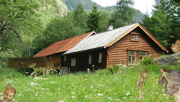 Huldredans ved Naturhusa i Utladalen
